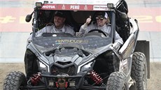 Olga Roučková s navigátorem Danielem Zelenkou na Rallye Dakar. Olga Roučková s navigátorem Danielem Zelenkou na Rallye Dakar.