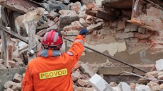 V Novém Sedle na Sokolovsku se zřítila část budovy bývalé restaurace, která... V Novém Sedle na Sokolovsku se zřítila část budovy bývalé restaurace, která...