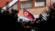 Vlajka KLDR ped budovou severokorejské ambasády v ím.