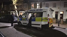 Metropolitní policie prohledávala ulice východního Londýna při pátrání po... Metropolitní policie prohledávala ulice východního Londýna při pátrání po...