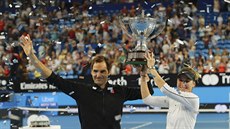Švýcarská dvojice Roger Federer a Belinda Bencicová se raduje z vítězství v... Švýcarská dvojice Roger Federer a Belinda Bencicová se raduje z vítězství v...