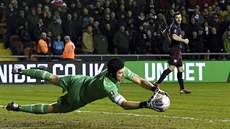 Branká Arsenalu Petr ech zasahuje v zápase FA cupu proti Blackpoolu.