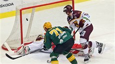 Ondřej Kopta ze Vsetína (vlevo) překonává brankáře Jihlavy Niklase Lundströma. Ondřej Kopta ze Vsetína (vlevo) překonává brankáře Jihlavy Niklase Lundströma.