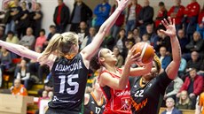 Hradecká křídelnice Pamela Therese Effangová (uprostřed) útočí, brání ji Beáta... Hradecká křídelnice Pamela Therese Effangová (uprostřed) útočí, brání ji Beáta...