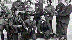Aba Kovner (nahoe uprosted) vedl odbojovou skupinu ve vilniuském ghettu.
