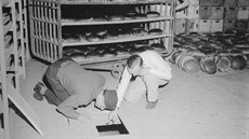 Americký a nmecký vyetovatel zkoumají Diestelv úkryt v pekárn.