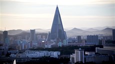 Ryugyong Hotel měl mít přes tři tisíce pokojů, na vrcholku mělo být celkem osm... Ryugyong Hotel měl mít přes tři tisíce pokojů, na vrcholku mělo být celkem osm...