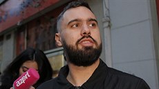 Vůdce žlutých vest Eric Drouet odpovídá novinářům po propuštění z vazby. (3.... Vůdce žlutých vest Eric Drouet odpovídá novinářům po propuštění z vazby. (3....