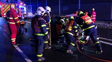 Hasiči museli dálnici vyčistit od vína, které v mrazu vyteklo z nabourané... Hasiči museli dálnici vyčistit od vína, které v mrazu vyteklo z nabourané...