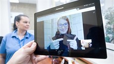Neslyšící vidí tlumočníka, ten zároveň vidí úředníka, se kterým je potřeba... Neslyšící vidí tlumočníka, ten zároveň vidí úředníka, se kterým je potřeba...