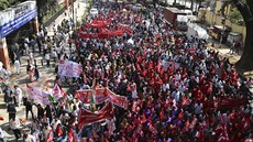 Stávkující odboráři procházejí ulicemi indického Bangalore. (8. ledna 2019) Stávkující odboráři procházejí ulicemi indického Bangalore. (8. ledna 2019)