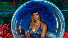 Zpvaka Rihanna v neglié z vlastní kolekce Savage x Fenty