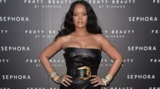 Svoje kivky vystavila zpvaka Rihanna v tomto sexy koeném modelu pi...