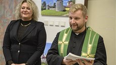 Starostka Trhových Svinů Věra Korčaková a místní farář Marcin Želazny... Starostka Trhových Svinů Věra Korčaková a místní farář Marcin Želazny...