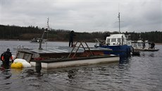 Hasiči tahali z Orlické přehrady hausbót, který se potopil v kempu Radava. Hasiči tahali z Orlické přehrady hausbót, který se potopil v kempu Radava.