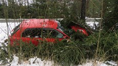 Nabourané auto opilý řidič uzamkl a odešel domů. Nabourané auto opilý řidič uzamkl a odešel domů.