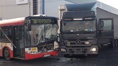 Na Borských polích v Plzni se srazil kamion s autobusem. Na Borských polích v Plzni se srazil kamion s autobusem.