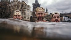 Téměř pět desítek otužilců v neděli krátce po poledni okusilo vodu ve Vltavě... Téměř pět desítek otužilců v neděli krátce po poledni okusilo vodu ve Vltavě...