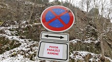 Značky zákazu zastavení doplněné varováním před padajícím kamením se pod skálou... Značky zákazu zastavení doplněné varováním před padajícím kamením se pod skálou...