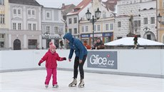 Přímo na Masarykově náměstí v Pelhřimově na tři týdny vyrostlo umělé kluziště.... Přímo na Masarykově náměstí v Pelhřimově na tři týdny vyrostlo umělé kluziště....