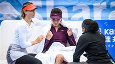 Ruská tenistka Maria Šarapovová na turnaji v Šen-čenu utěšuje mladou čínskou... Ruská tenistka Maria Šarapovová na turnaji v Šen-čenu utěšuje mladou čínskou...