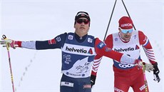 Johannes Klaebo vítězí před Sergejem Usťugovem ve stíhacím závodu na 15... Johannes Klaebo vítězí před Sergejem Usťugovem ve stíhacím závodu na 15...