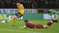 Raúl Jiménez z Wolverhamptonu skóruje v utkání FA Cupu proti Liverpoolu. Raúl Jiménez z Wolverhamptonu skóruje v utkání FA Cupu proti Liverpoolu.