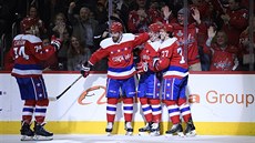 Jakub Vrána (druhý zprava) slaví gól s parťáky z Washingtonu - zprava je T.J.... Jakub Vrána (druhý zprava) slaví gól s parťáky z Washingtonu - zprava je T.J....