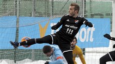 Nemanja Kuzmanovič skáče nad prostějovským kapitánem Alešem Schusterem při svém... Nemanja Kuzmanovič skáče nad prostějovským kapitánem Alešem Schusterem při svém...