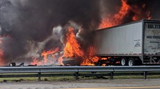 Po hromadné nehodě na dálnici na Floridě vzplála rozlitá nafta, zemřelo sedm... Po hromadné nehodě na dálnici na Floridě vzplála rozlitá nafta, zemřelo sedm...