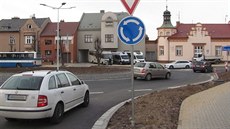 Nová okružní křižovatka u gymnázia v Holešově. Nová okružní křižovatka u gymnázia v Holešově.