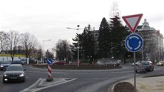 Nová okružní křižovatka u gymnázia v Holešově. Nová okružní křižovatka u gymnázia v Holešově.