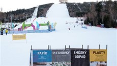 Koše na třídění odpadů máme přesně po ruce, třeba takhle – mezi sjezdovkou a... Koše na třídění odpadů máme přesně po ruce, třeba takhle – mezi sjezdovkou a...