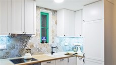 Bílou linku navrženou na míru oživuje zeleně natřené okénko do světlíku, které... Bílou linku navrženou na míru oživuje zeleně natřené okénko do světlíku, které...