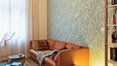 Stnu obývacího pokoje zvýrazuje vliesová tapeta se stylizovanými listy od...