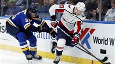 Dmitrij Jaškin (vlevo) z Washingtonu brání Coltona Parayka ze St. Louis. ) Dmitrij Jaškin (vlevo) z Washingtonu brání Coltona Parayka ze St. Louis. )