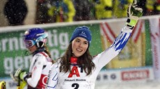 Slovenská lyaka Petra Vlhová se raduje z triumfu ve slalomu ve Flachau.