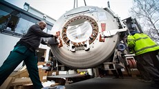 Pracovníci dopravní firmy před radiodiagnostickým oddělením vykládali pomocí... Pracovníci dopravní firmy před radiodiagnostickým oddělením vykládali pomocí...