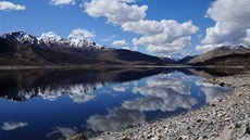 Panoramatická silnice A 87 pes Glen Garry leí v bezprostední blízkosti Loch...