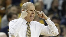 John Beilein, trenér Michiganu, se pře s rozhodčími. John Beilein, trenér Michiganu, se pře s rozhodčími.