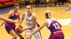 Julie McBrideová (vpravo) a Elzbieta Miedziková z Bydgoszczi brání Nikolinu... Julie McBrideová (vpravo) a Elzbieta Miedziková z Bydgoszczi brání Nikolinu...