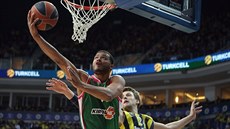 Shavon Shields z Baskonie útoí na ko Fenerbahce kolem Jana Veselého.