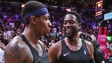 Dwyane Wade (vpravo) z Miami a Bradley Beal z Washingtonu si mění dresy. Dwyane Wade (vpravo) z Miami a Bradley Beal z Washingtonu si mění dresy.