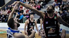 C. J. Aiken (vpravo) ze Svitav se snaží zastavit Miloše Pajoviče z Kolína. C. J. Aiken (vpravo) ze Svitav se snaží zastavit Miloše Pajoviče z Kolína.