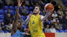 Radim Klečka (ve žlutém) z Opavy útočí kolem Javonteho Douglase z Olomoucka. Radim Klečka (ve žlutém) z Opavy útočí kolem Javonteho Douglase z Olomoucka.