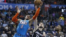 Russell Westbrook (0) z Oklahoma City zakončuje na koš Washingtonu kolem Tomáše... Russell Westbrook (0) z Oklahoma City zakončuje na koš Washingtonu kolem Tomáše...