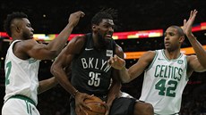 Kenneth Faried (uprosted) z Brooklynu se tlaí mezi Semiho Ojeleyeho (vlevo) a...