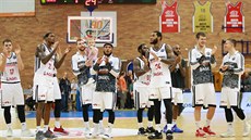 Nymburští basketbalisté slaví výhru. Nymburští basketbalisté slaví výhru.