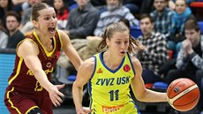 Kateřina Elhotová (vpravo) z USK Praha uniká Sandře Ygueravideové z Orenburgu. Kateřina Elhotová (vpravo) z USK Praha uniká Sandře Ygueravideové z Orenburgu.