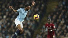 Raheem Sterling z Manchesteru City kontroluje mí v duelu s Liverpoolem.